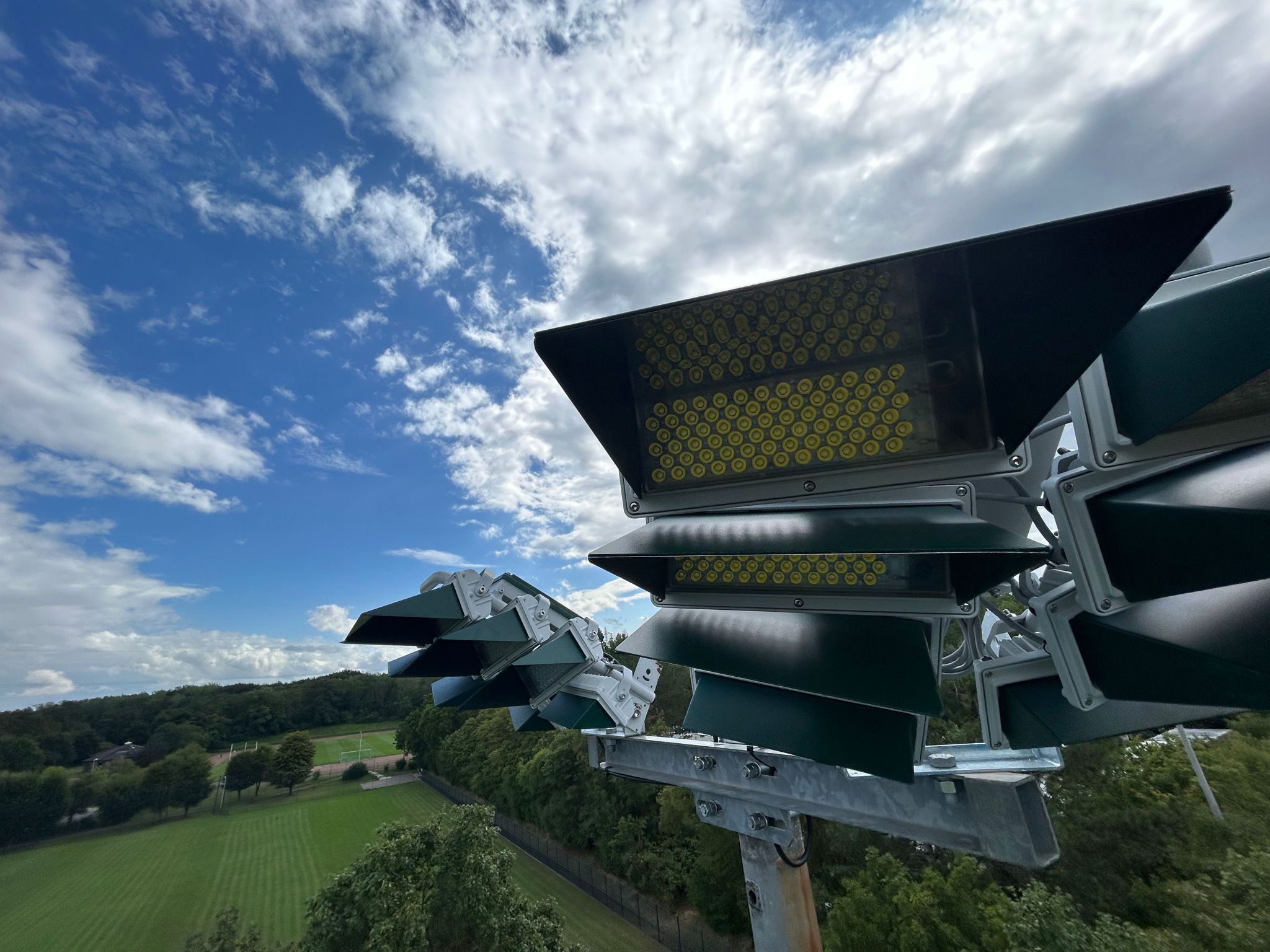 Auf dem Bild ist eine moderne Flutlichtanlage zu sehen.
