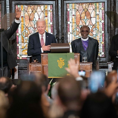 Joe Biden (M.) bei seiner Rede in der Kirche in Charleston, South Carolina.