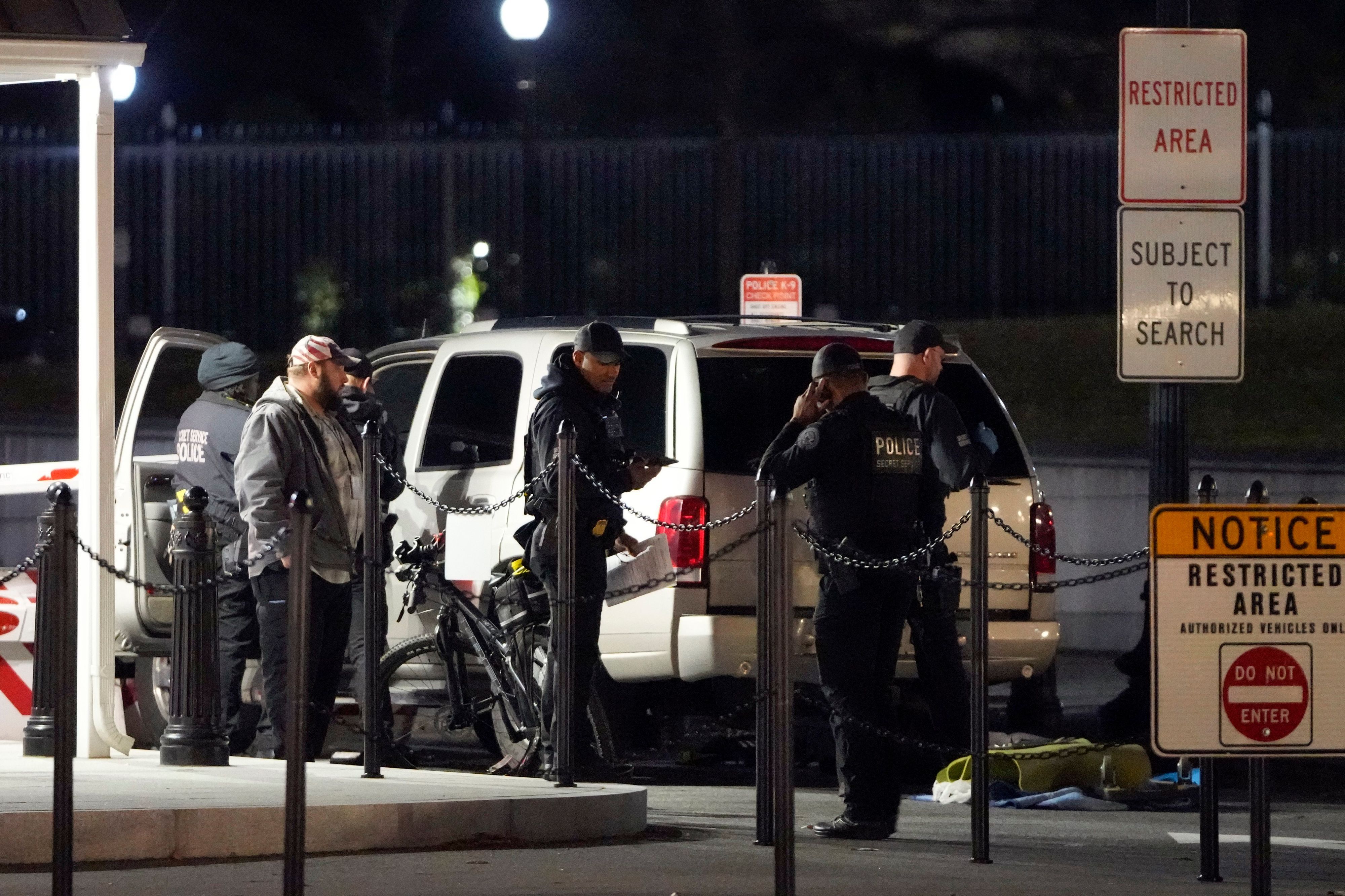 Die Polizei des für den Schutz des US-Präsidenten verantwortlichen Secret Service untersucht ein Fahrzeug, das gegen eine Sicherheitsschranke am Eingang des Weißen Hauses gefahren ist.