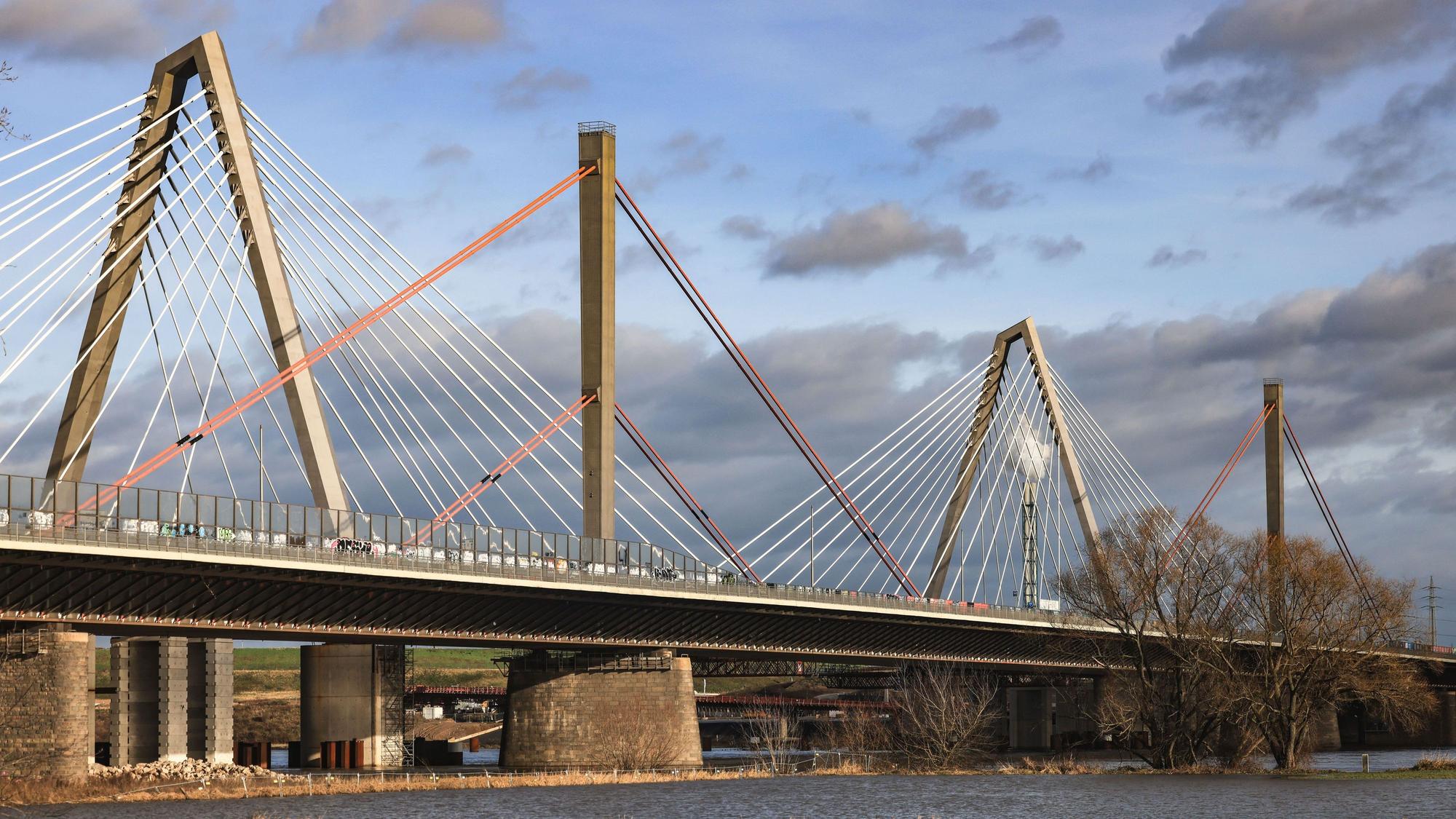 Der Neubau der Leverkusener Autobahnbrücke steht hinter dem alten Bauwerk (vorne).