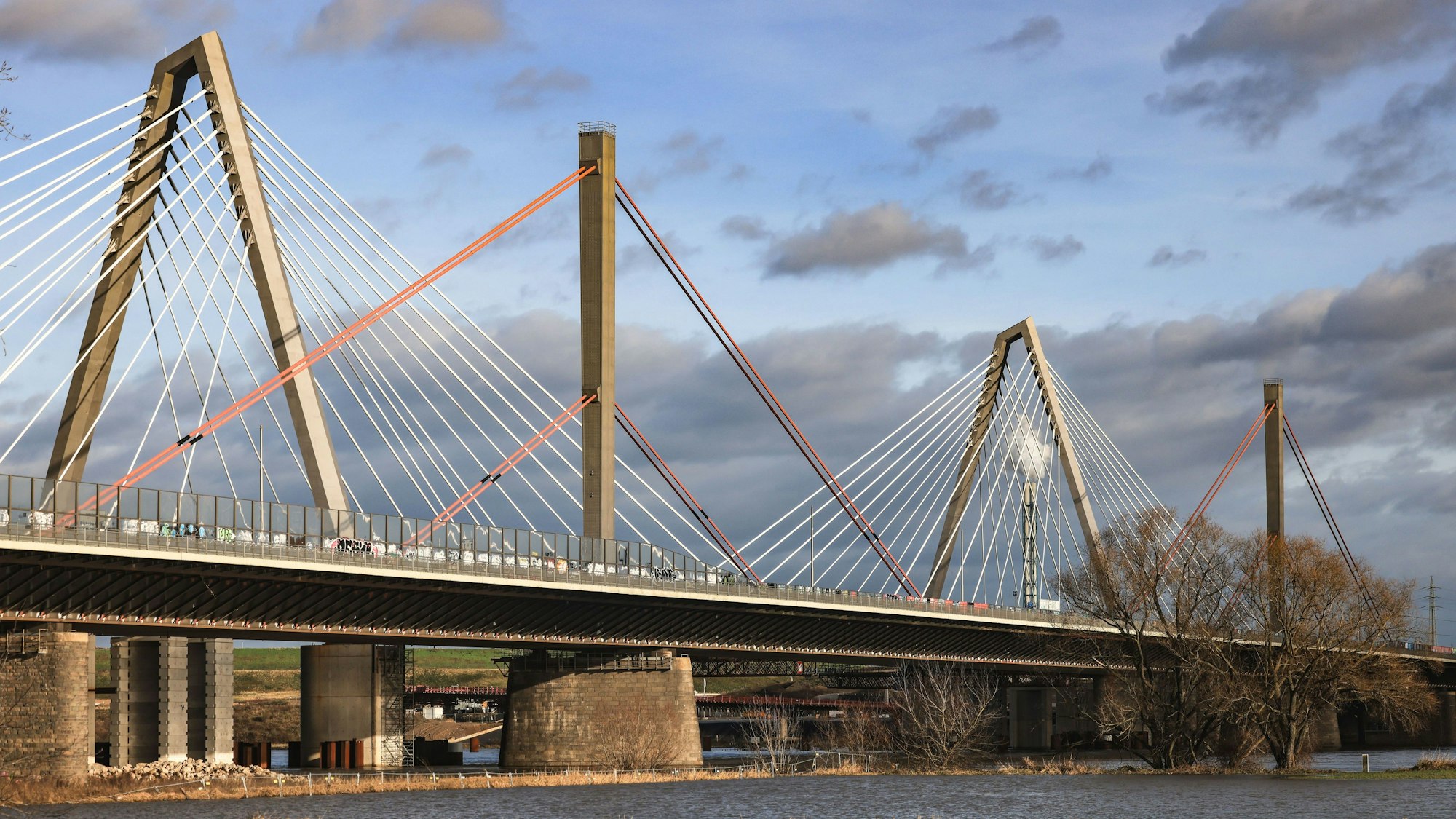 Der Neubau der Leverkusener Autobahnbrücke steht hinter dem alten Bauwerk (vorne).