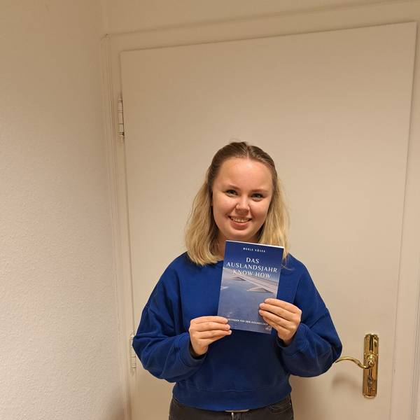 Das Foto zeigt die Autorin Merle Köser mit ihrem Buch.