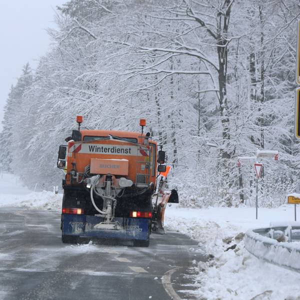 In Köln und der Region bleibt es eisig. Nach eisigen Temperaturen zum Jahresbeginn sollen in den nächsten Tagen teils starke Schneefälle über Nordrhein-Westfalen ziehen. Der DWD warnt vor Frost und glatten Straßen. (Archivbild)