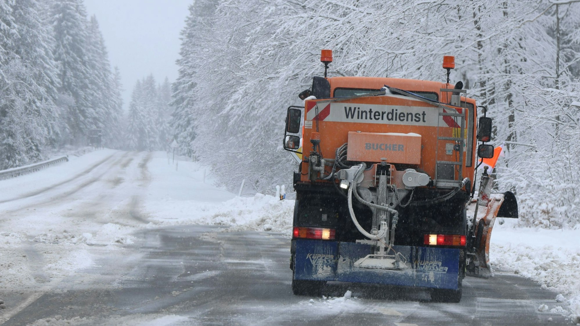 In Köln und der Region bleibt es eisig. Nach eisigen Temperaturen zum Jahresbeginn sollen in den nächsten Tagen teils starke Schneefälle über Nordrhein-Westfalen ziehen. Der DWD warnt vor Frost und glatten Straßen. (Archivbild)