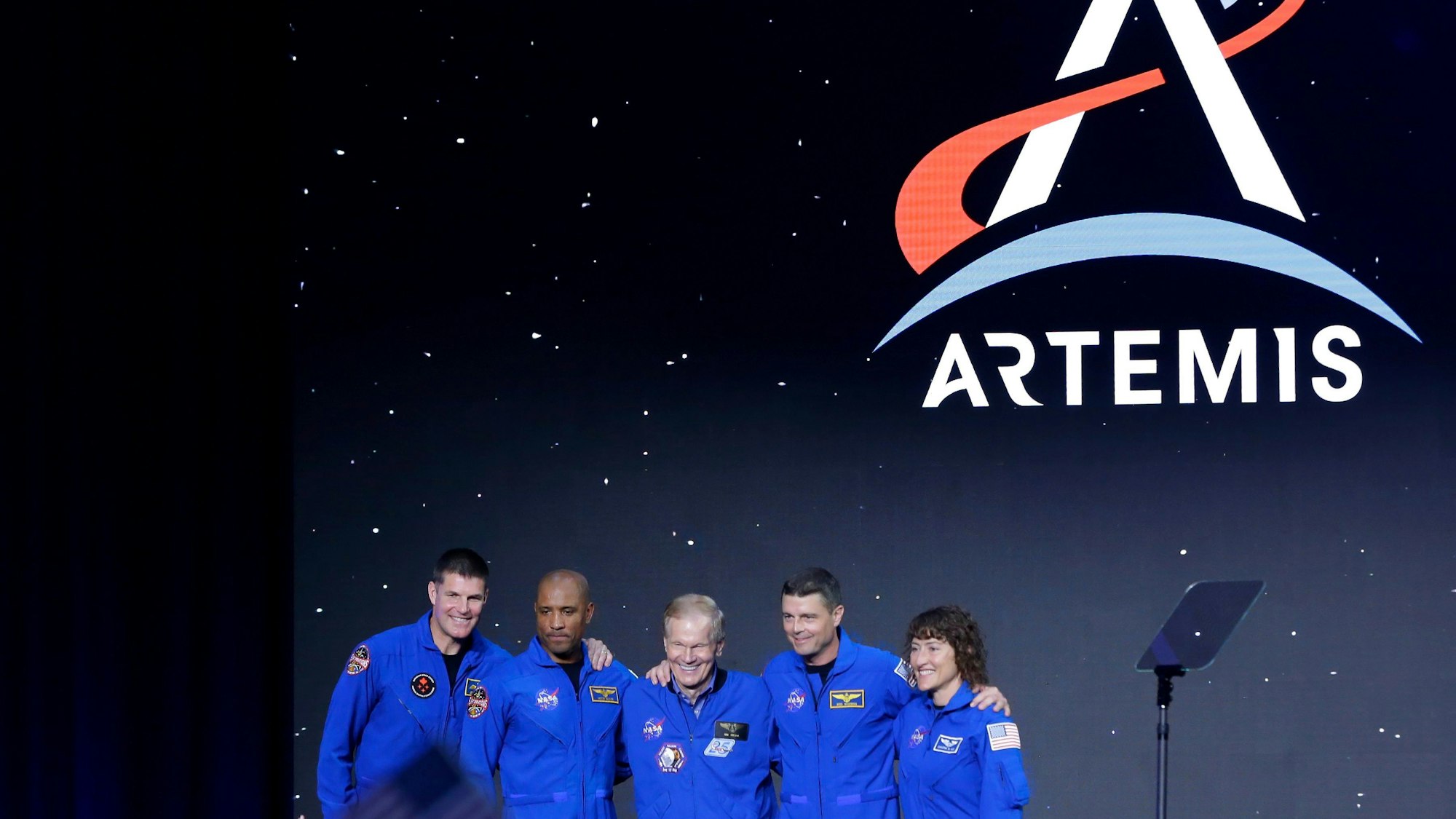 ARCHIV - 03.04.2023, USA, Houston: Bill Nelson (M), Administrator der US-Raumfahrtbehörde Nasa, steht zwischen den Astronauten Jeremy Hansen (l-r), Victor Glover, Reid Wiseman und Christina Hammock Koch, die bei einer Zeremonie im Nasa-Hangar des Ellington-Flughafens als Besatzung der «Artemis 2»-Mission vorgestellt wurden.