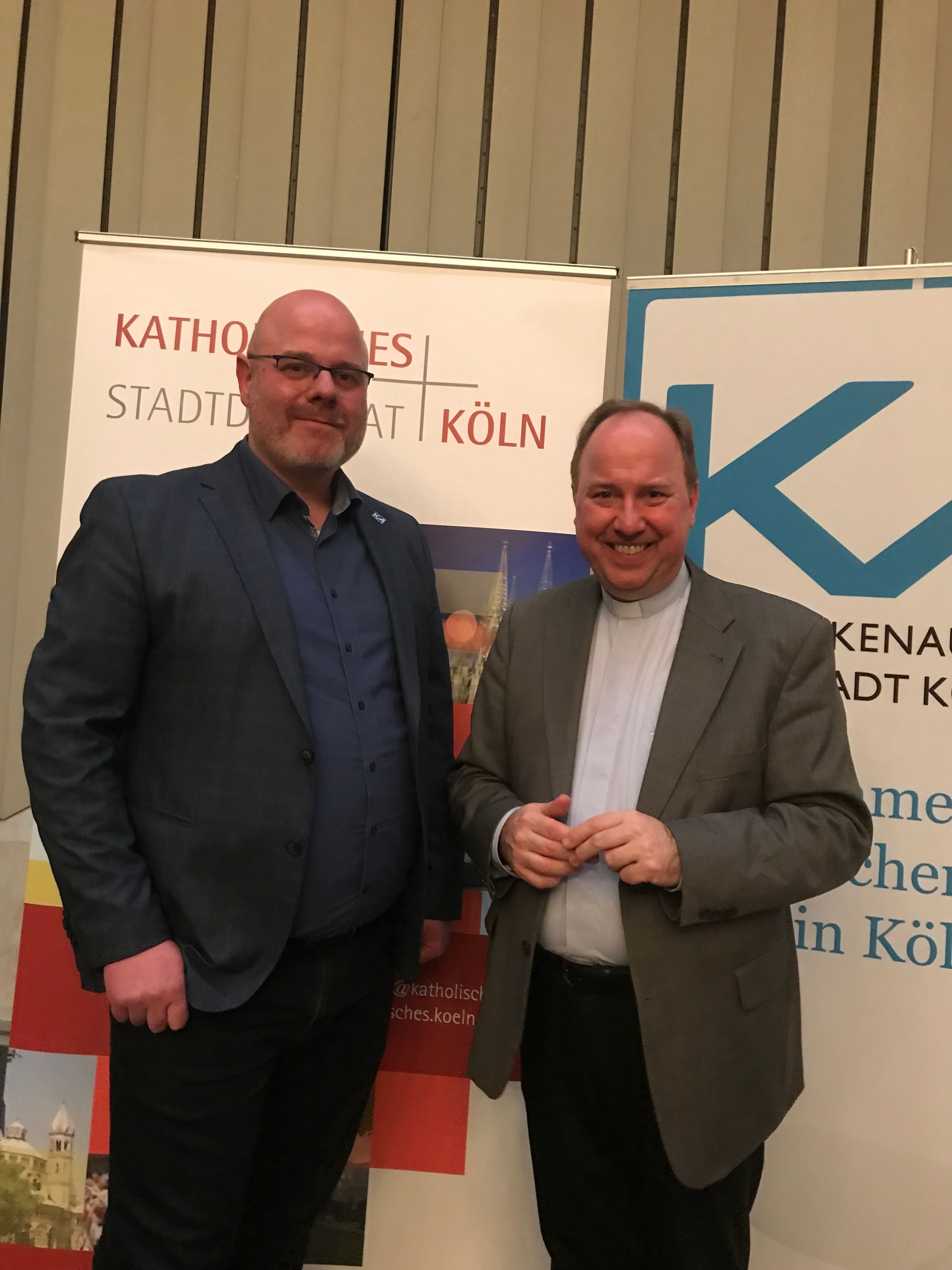 Der scheidende Vorsitzende des Kölner Katholikenausschusses Gregor Stiels (links) mit dem Kölner Stadtdechanten Robert Kleine.