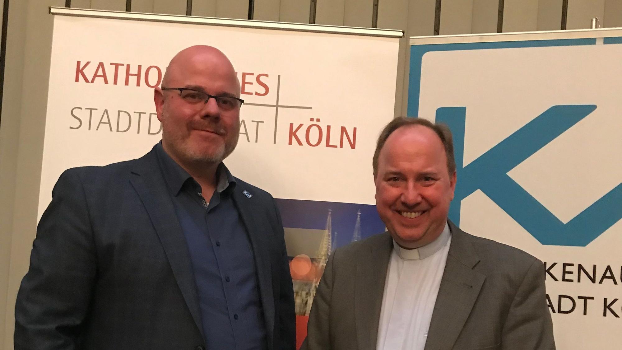 Der scheidende Vorsitzende des Kölner Katholikenausschusses Gregor Stiels (links) mit dem Kölner Stadtdechanten Robert Kleine.