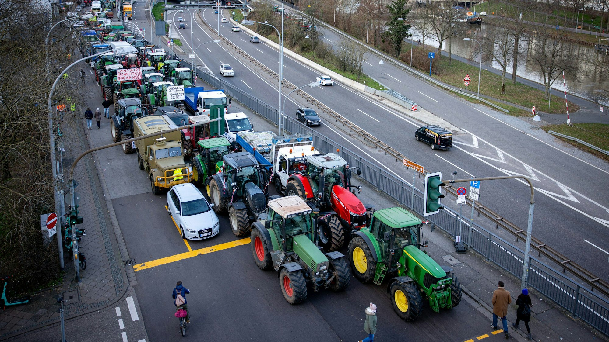 Traktoren stehen am Rande der Bauernproteste auf einer Straße in Saarbrücken. Die Protestaktion der deutschen Landwirte wurde auch in Moskau wahrgenommen.