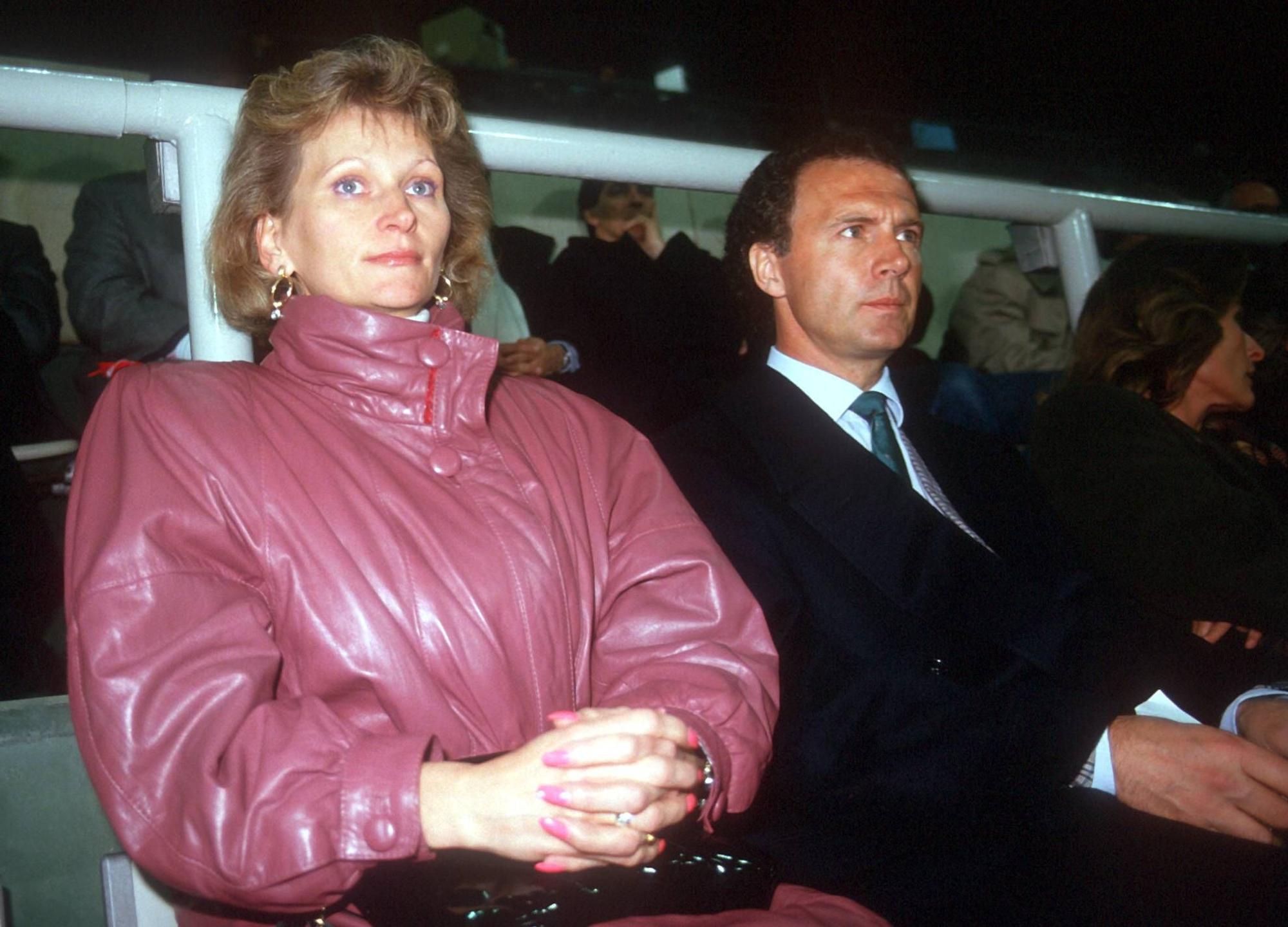 Franz Beckenbauer schaut sich mit Freundin Diana Sandmann ein Fußballspiel an.