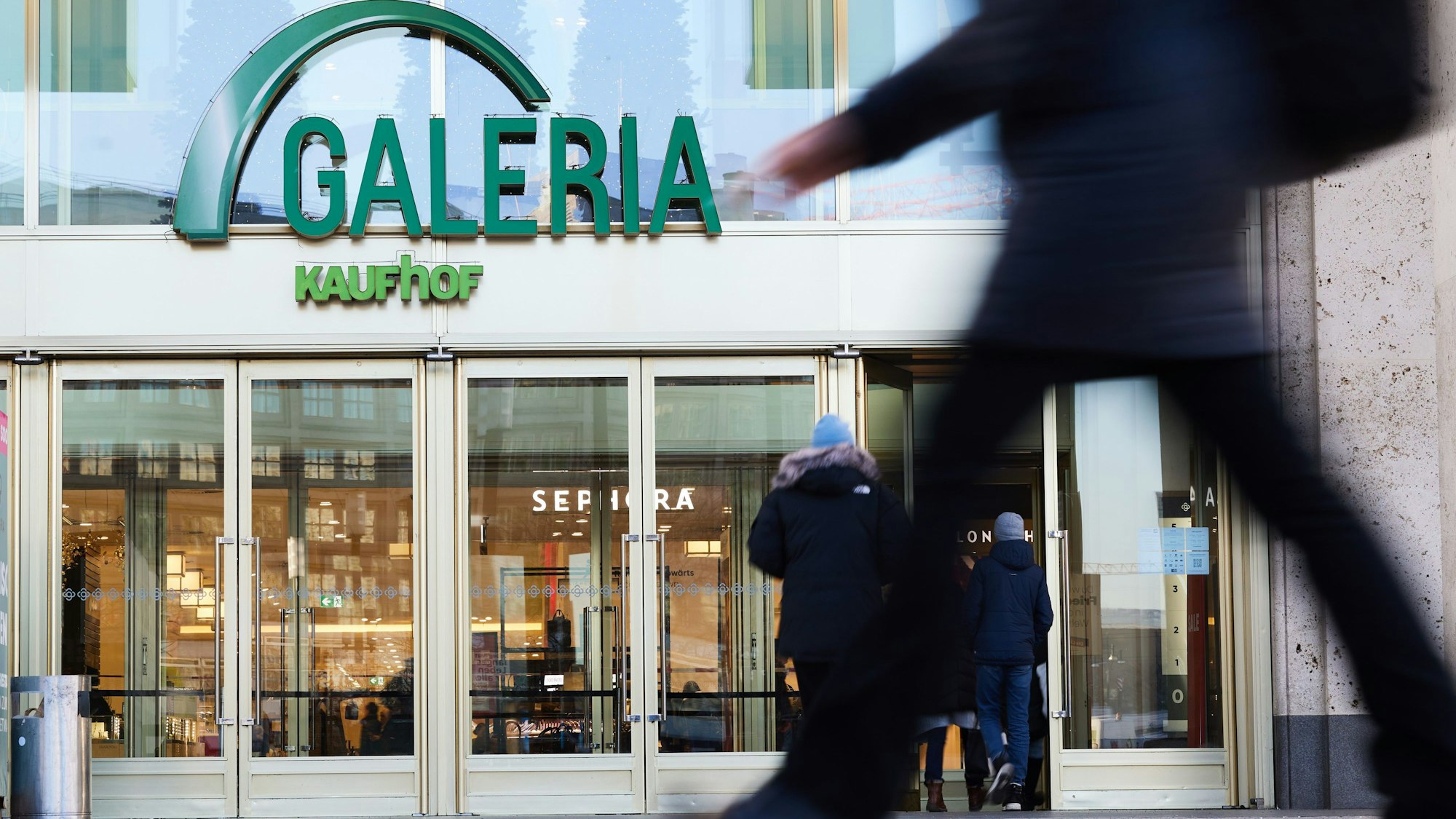 Berlin: Blick auf den Eingang des Kaufhauses Galerie Karstadt Kaufhof.