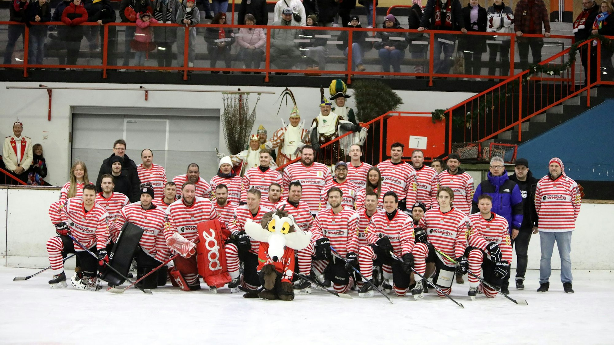 In extra Karnevals-Trikots liefen die Teamkollegen des Kölner Prinz auf.