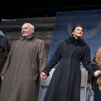 Oskar Lafontaine (l.), Sahra Wagenknecht (M.) und Alice Schwarzer stehen beim Abschluss ihres „Aufstand für den Frieden“ auf der Bühne. (Archivbild)
