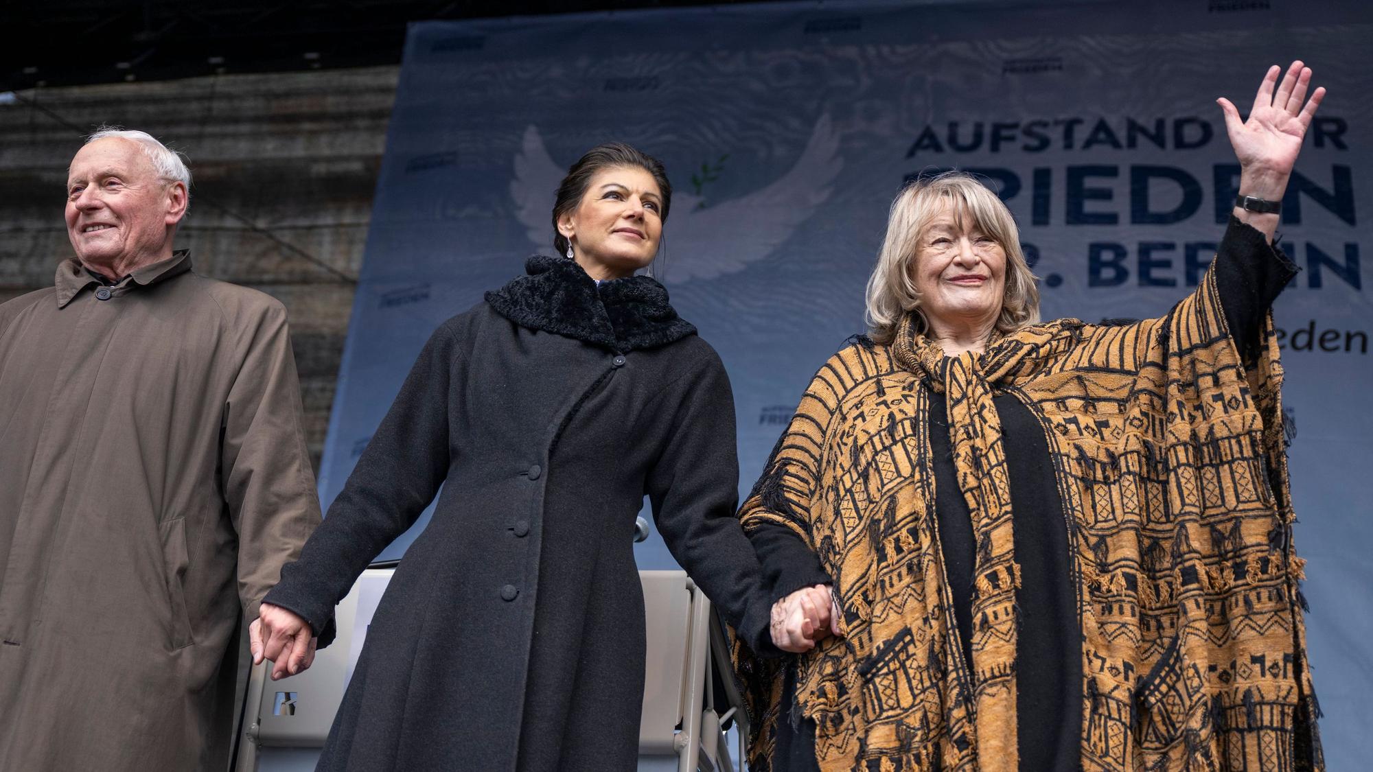 Oskar Lafontaine (l.), Sahra Wagenknecht (M.) und Alice Schwarzer stehen beim Abschluss ihres „Aufstand für den Frieden“ auf der Bühne. (Archivbild)