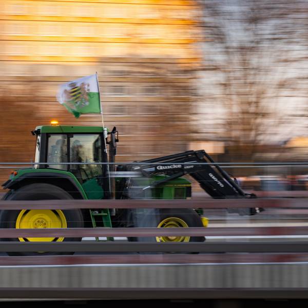 Dresden am 8. Januar: Ein Traktor hat eine Fahne des einstigen Königreiches Sachsen, die häufig von Anhängern der rechtsextremen Kleinstpartei „Freie Sachsen“ mitgeführt wird, am Fahrerhaus montiert.