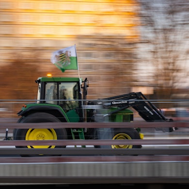Dresden am 8. Januar: Ein Traktor hat eine Fahne des einstigen Königreiches Sachsen, die häufig von Anhängern der rechtsextremen Kleinstpartei „Freie Sachsen“ mitgeführt wird, am Fahrerhaus montiert.