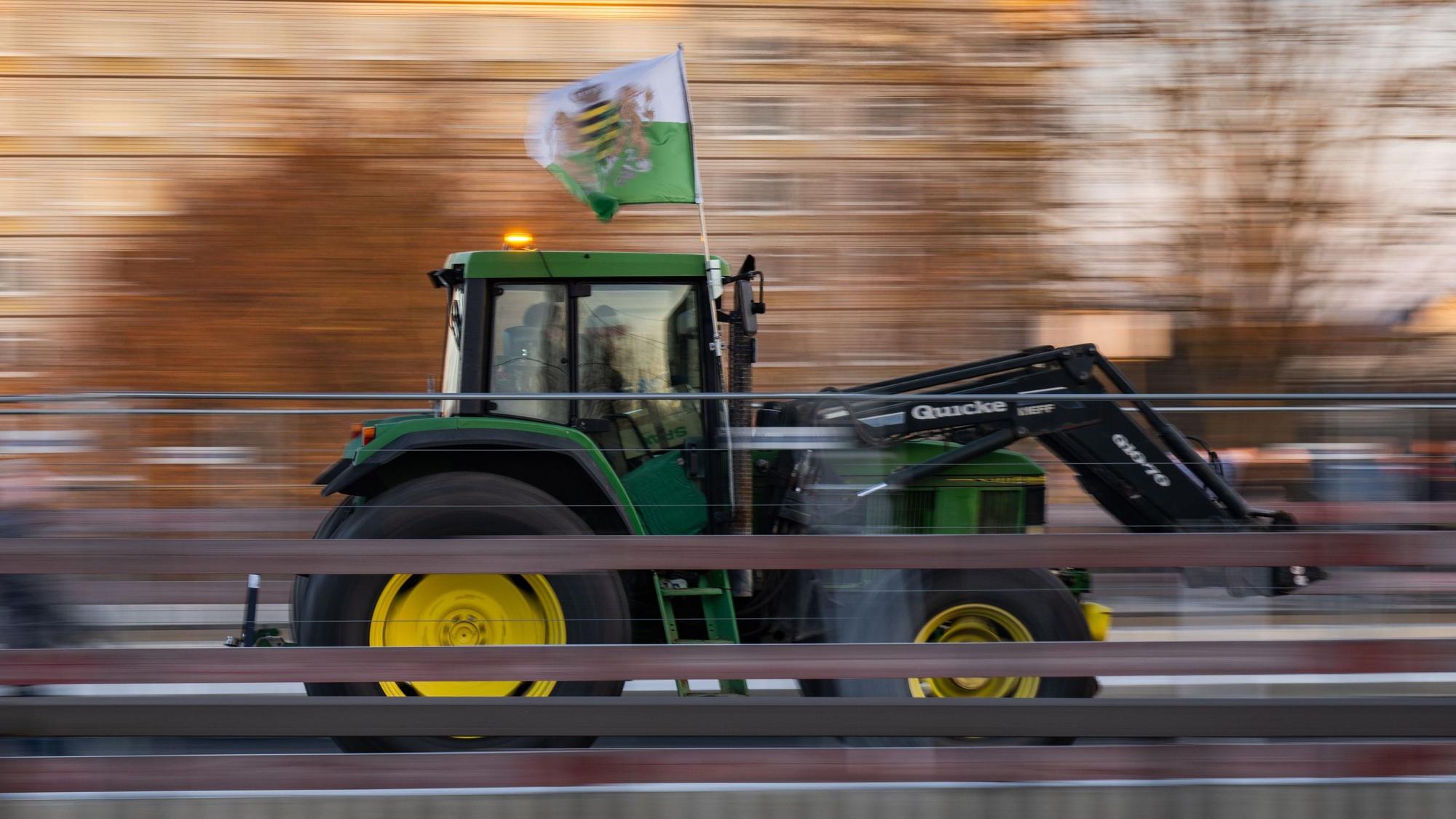 Dresden am 8. Januar: Ein Traktor hat eine Fahne des einstigen Königreiches Sachsen, die häufig von Anhängern der rechtsextremen Kleinstpartei „Freie Sachsen“ mitgeführt wird, am Fahrerhaus montiert.