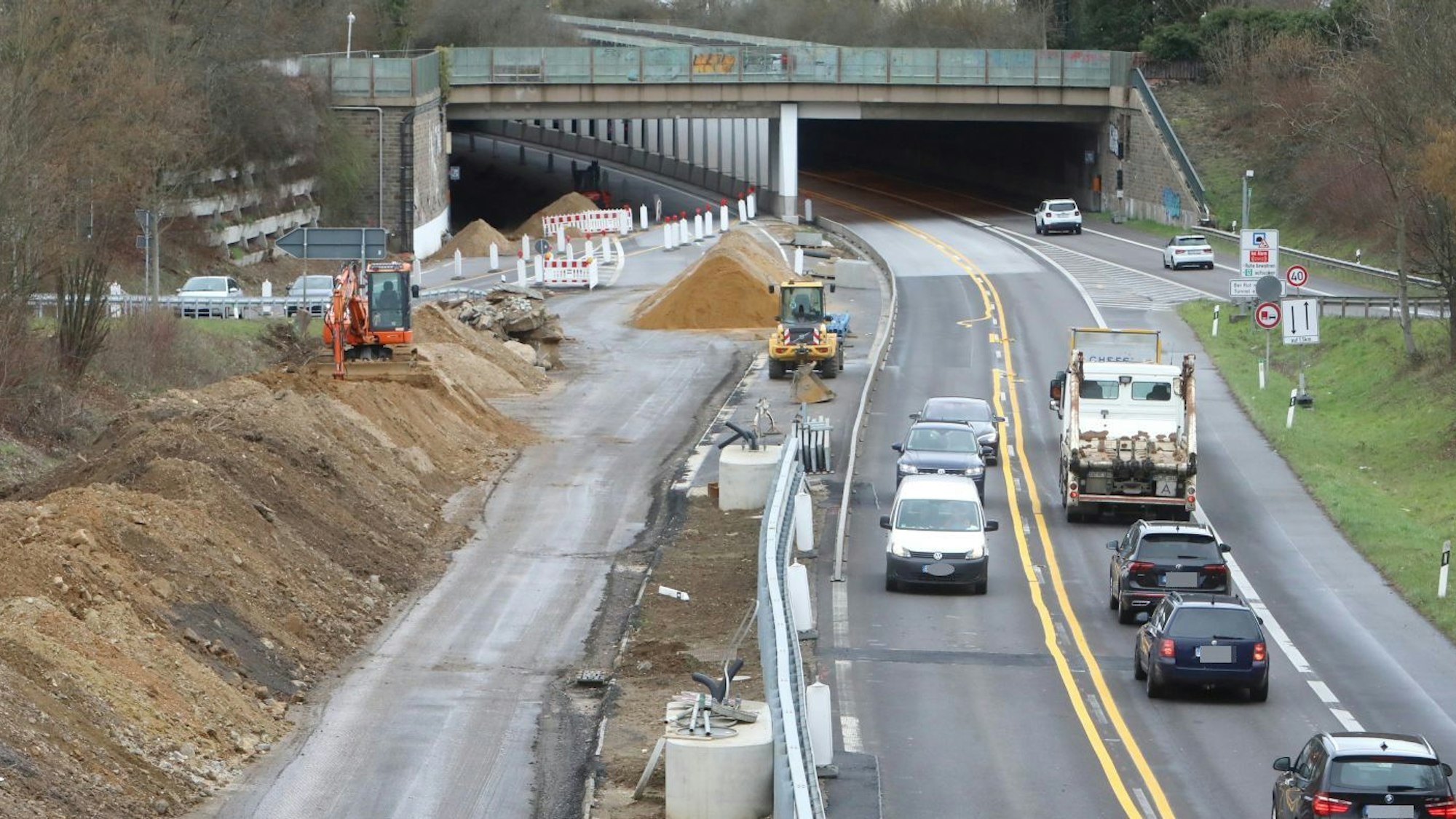 Auf einer vierspurigen Straße sind die zwei rechten Spuren durch eine Großbaustelle blockiert. Der Verkehr auf der B42 wird in beiden Fahrtrichtungen nur einspurig geführt.