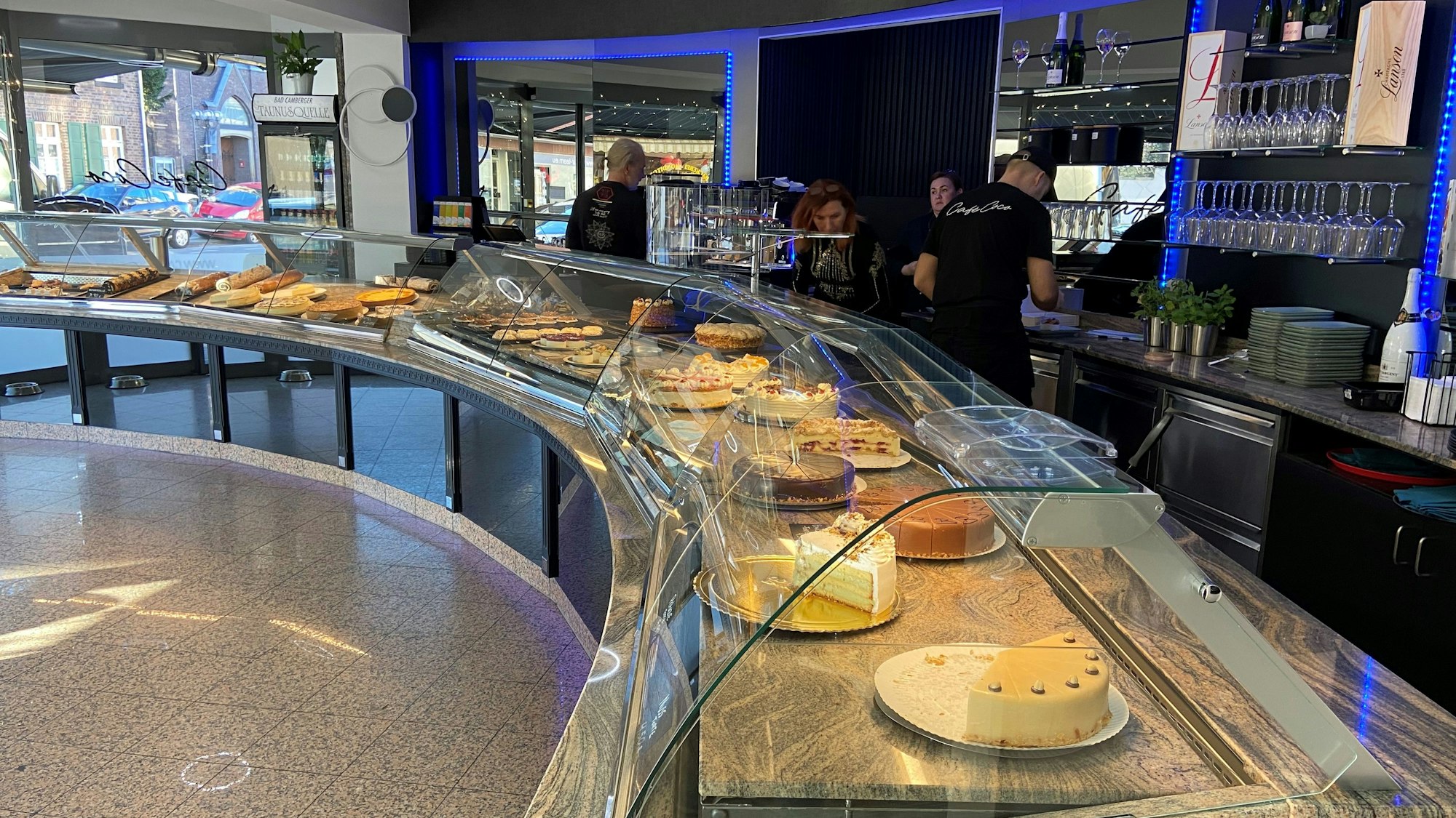 Eine Kühltheke mit vielen verschiedenen Torten ist zu sehen.