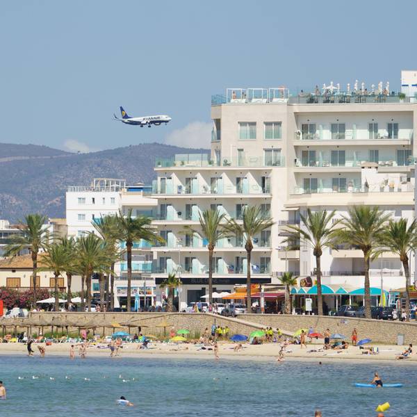 Ein Flugzeug ist hinter der Playa de Palma auf Mallorca zu sehen (Symbolbild). Die britischen Seniorinnen Linda Trestrail und Wendy Russell kamen hier zunächst nicht an.