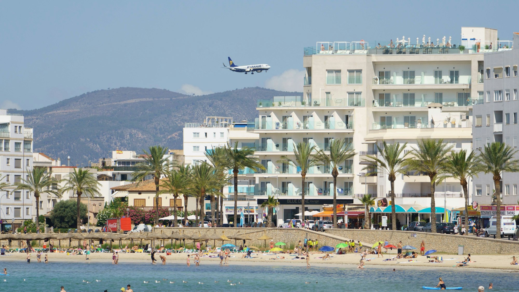Ein Flugzeug ist hinter der Playa de Palma auf Mallorca zu sehen (Symbolbild). Die britischen Seniorinnen Linda Trestrail und Wendy Russell kamen hier zunächst nicht an.