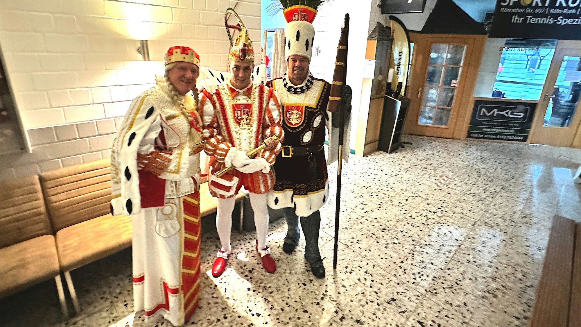 Das Dreigestirn steht im Eingangsbereich einer Halle.