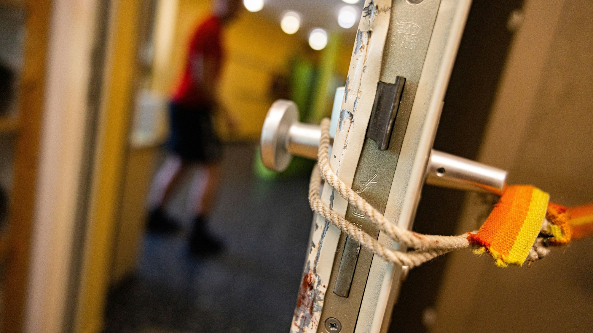 Aufgehebelt, um zu zerstören: eine defekte Eingangstür. (Symbolfoto)