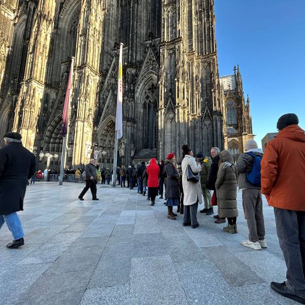 Vor dem Dom bildete sich am Dienstag eine lange Schlange.