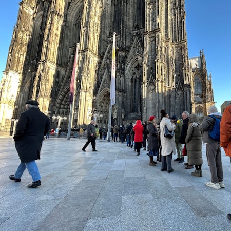 Vor dem Dom bildete sich am Dienstag eine lange Schlange.