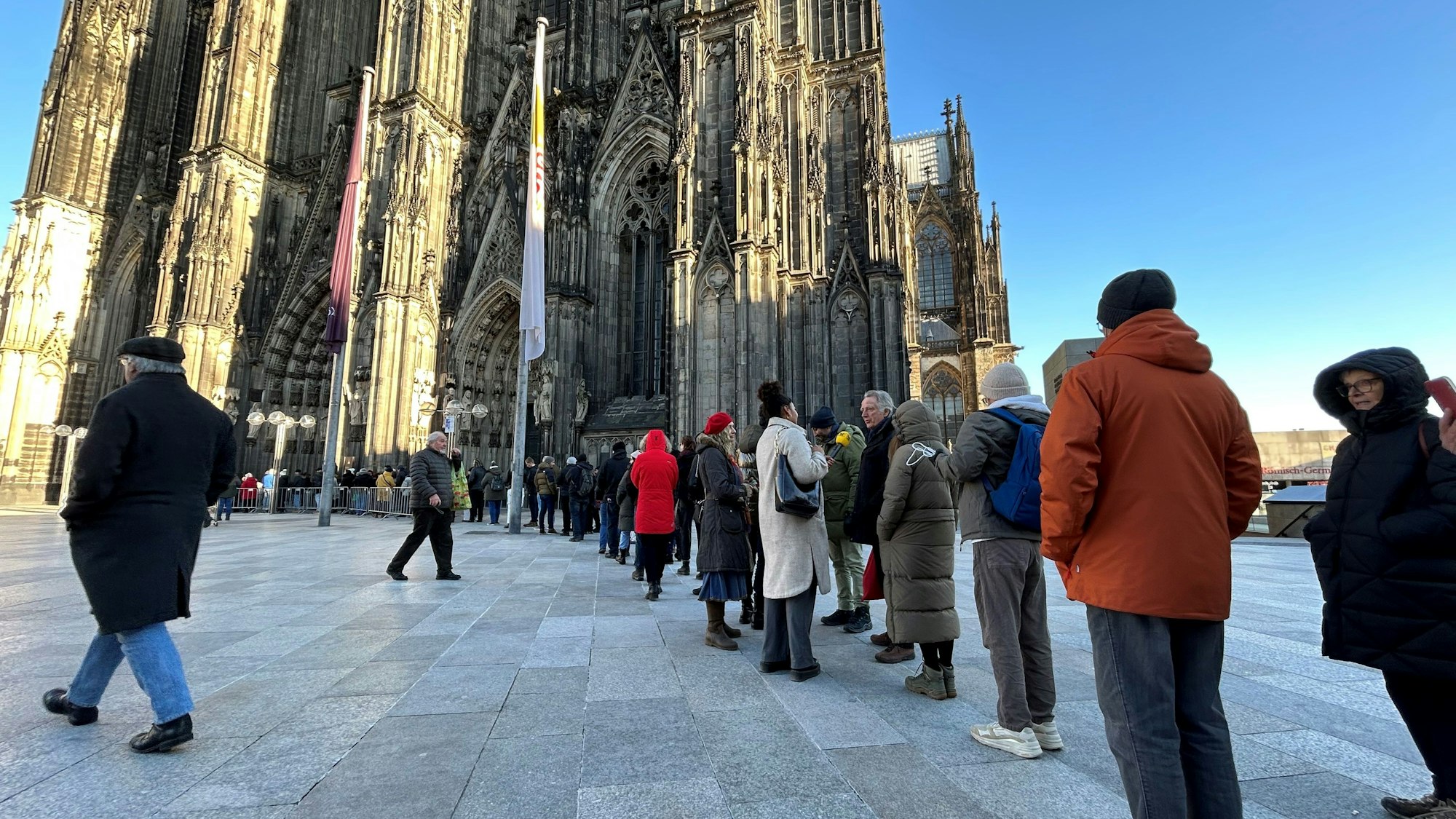 Vor dem Dom bildete sich am Dienstag eine lange Schlange.