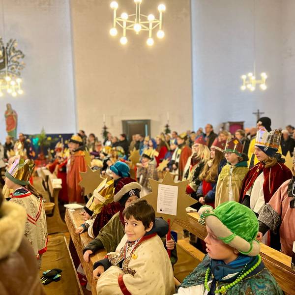 Auf dem Bild sind Sternsinger zu sehen