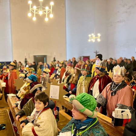 Auf dem Bild sind Sternsinger zu sehen