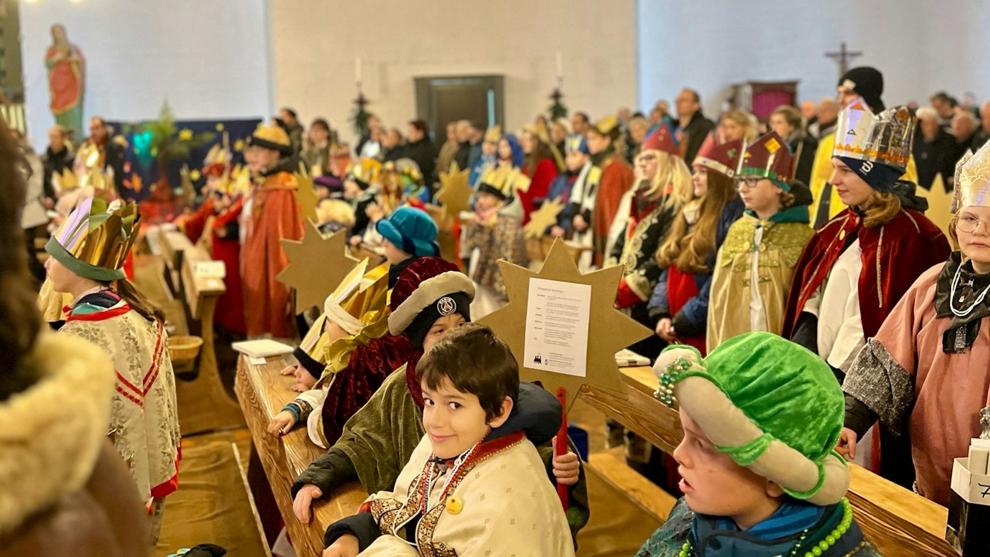 Auf dem Bild sind Sternsinger zu sehen