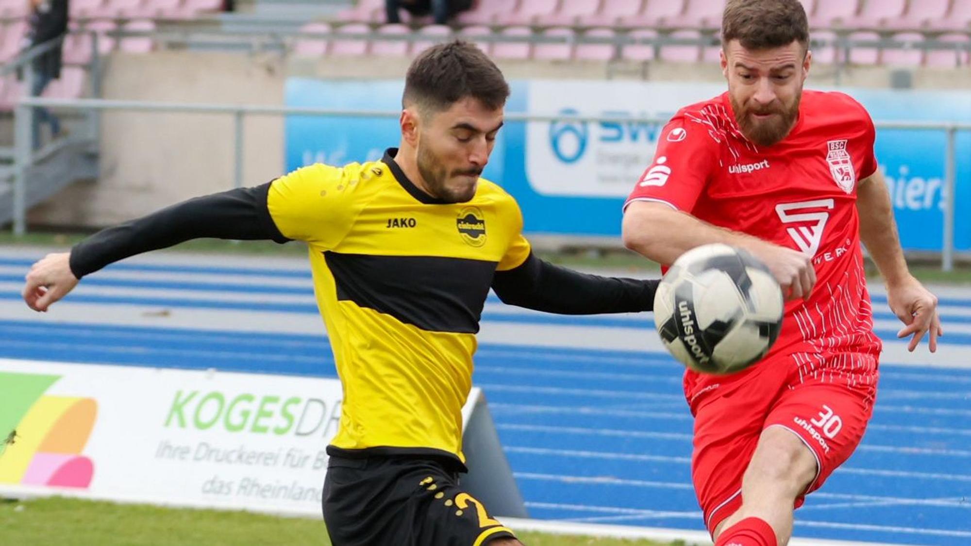 Der Hohkeppeler Arlind Mimini im Zweikampf mit dem Bonner Markus Dominik Wipperfürth.