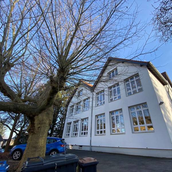 Zu sehen ist das Gebäude der Pingsdorfer Grundschule am Hüllenweg.