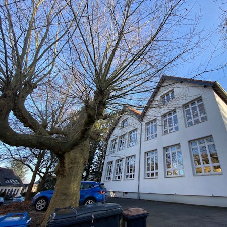 Zu sehen ist das Gebäude der Pingsdorfer Grundschule am Hüllenweg.