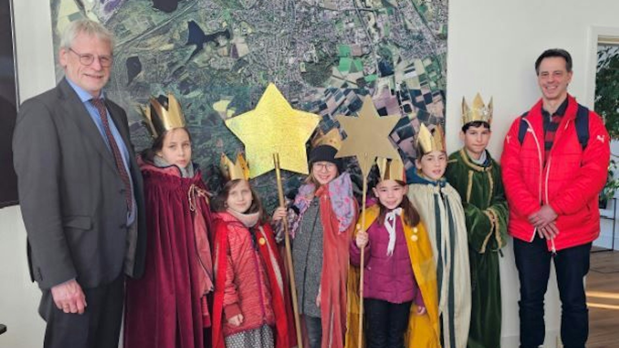 Auf dem Bild sind Sternsinger zu sehen.