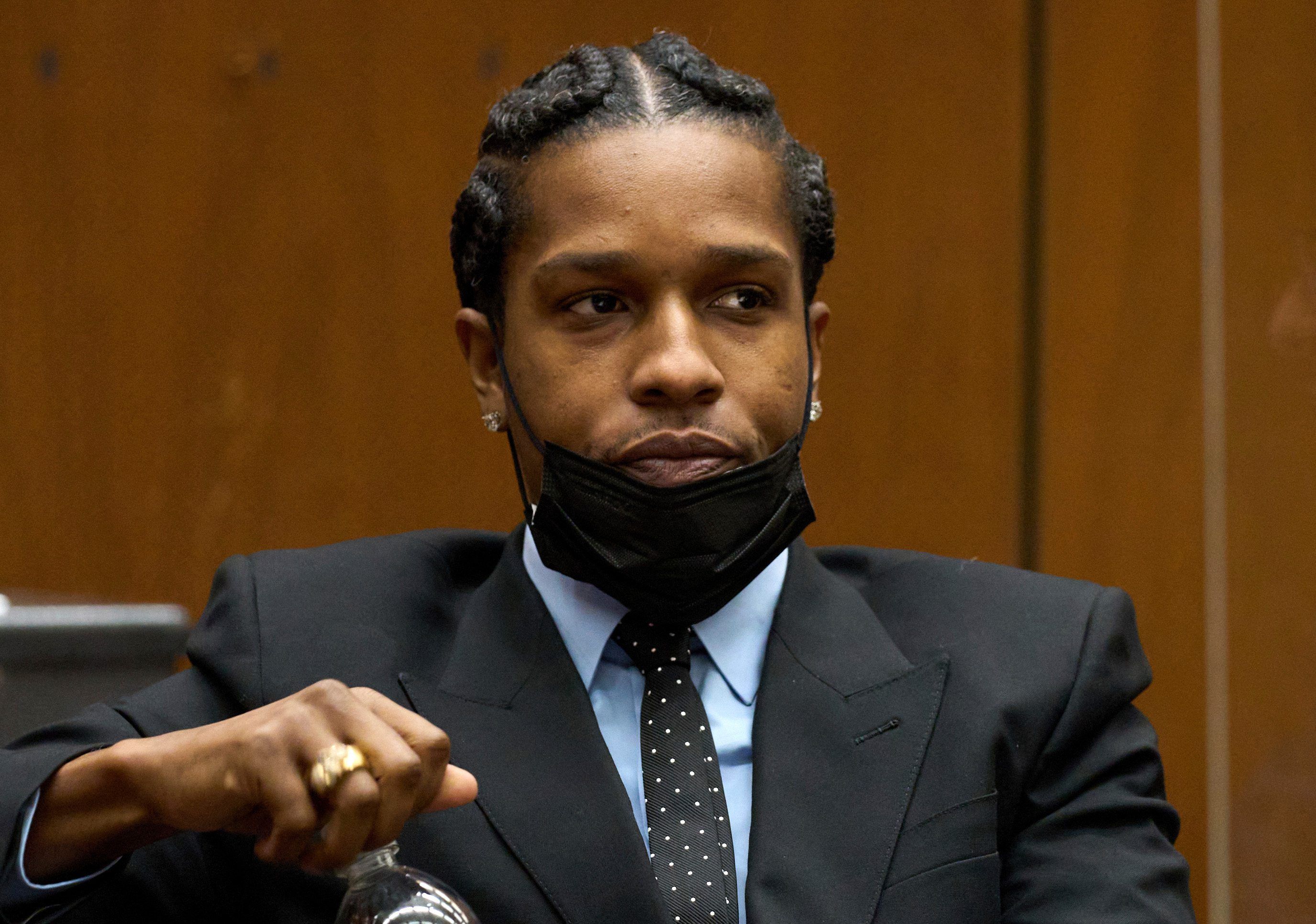 Rakim Mayers alias Asap Rocky trinkt Wasser während einer vorläufigen Anhörung im Clara Shortridge Foltz Criminal Justice Center in Los Angeles.