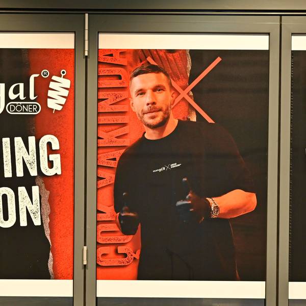 Werbeplakat für den Podolski-Döner in Gummersbach.
