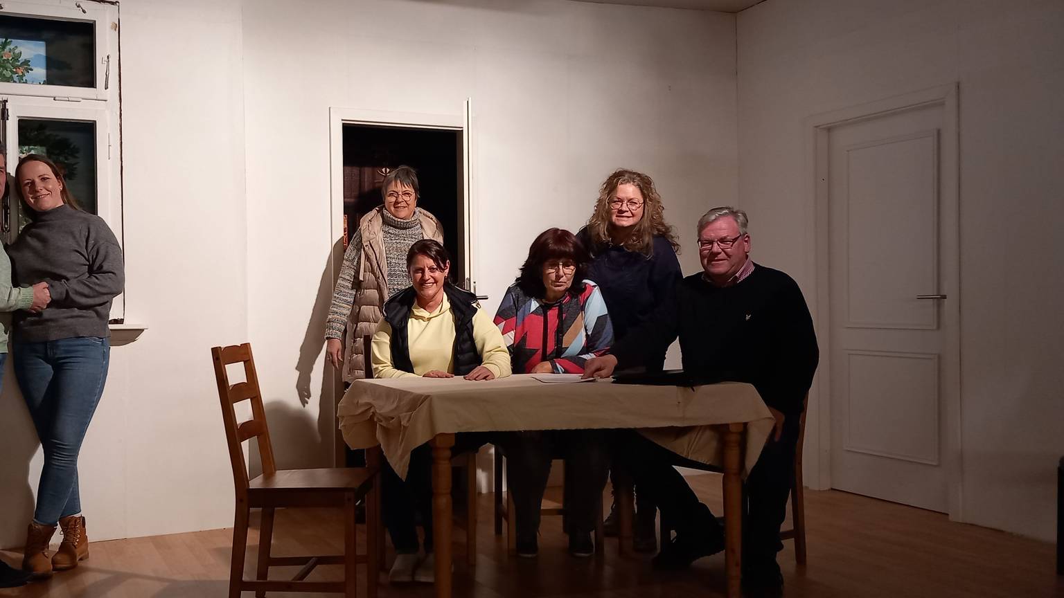 Laienspiel-Kreis Oberbachen bei der Probe im Dorfsaal. v.l. Rainer Hüffel, Bianca Heinen, Marietta Hüffel, Andrea Hoffmann, Doris Schledzinski und Joachim Heinen