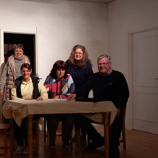 Laienspiel-Kreis Oberbachen bei der Probe im Dorfsaal. v.l. Rainer Hüffel, Bianca Heinen, Marietta Hüffel, Andrea Hoffmann, Doris Schledzinski und Joachim Heinen