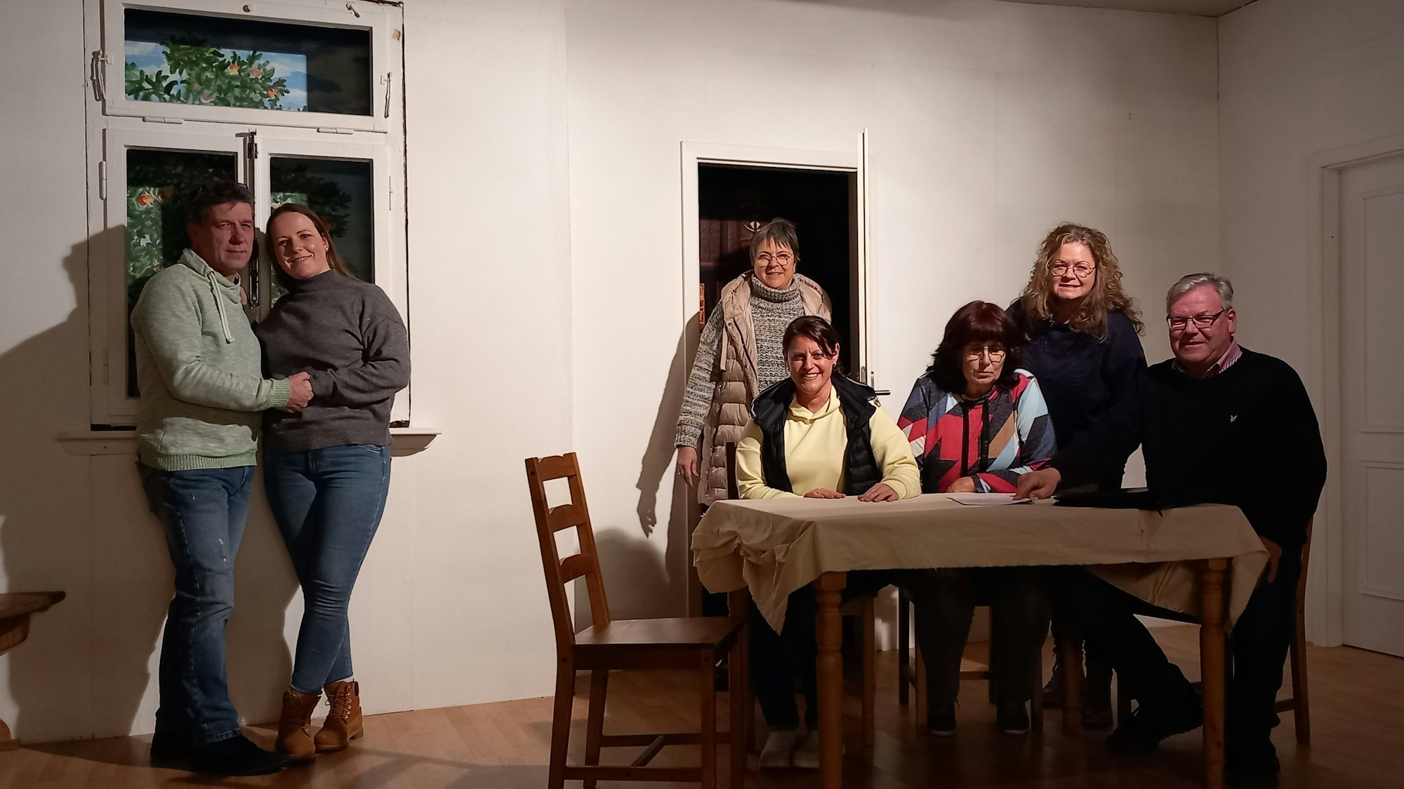 Laienspiel-Kreis Oberbachen bei der Probe im Dorfsaal. v.l. Rainer Hüffel, Bianca Heinen, Marietta Hüffel, Andrea Hoffmann, Doris Schledzinski und Joachim Heinen