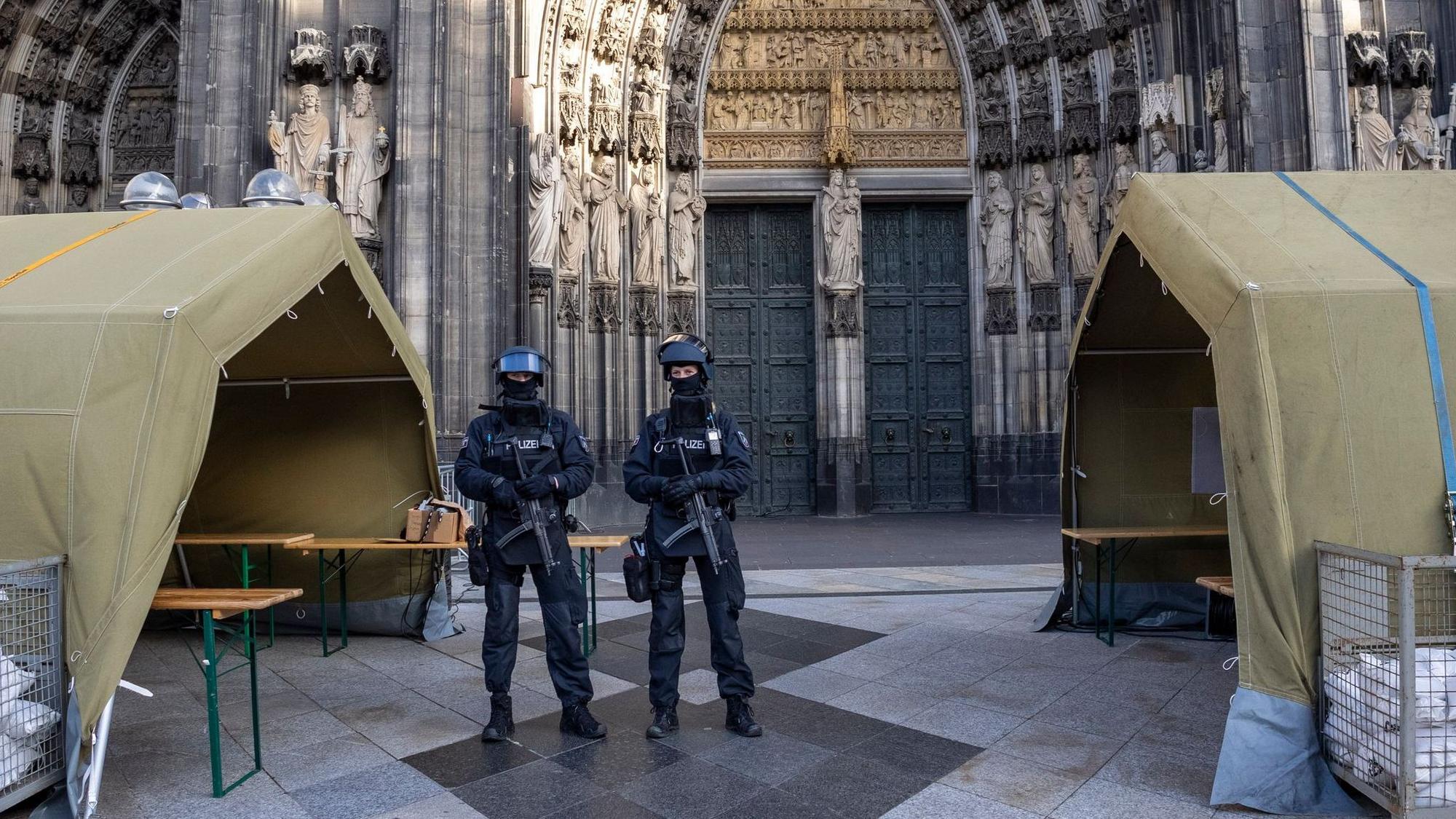 Vor dem Pontifikalamt im Kölner Dom wird das Domumfeld von Einsatzkräften der Polizei mit Maschinenpistolen stark bewacht.