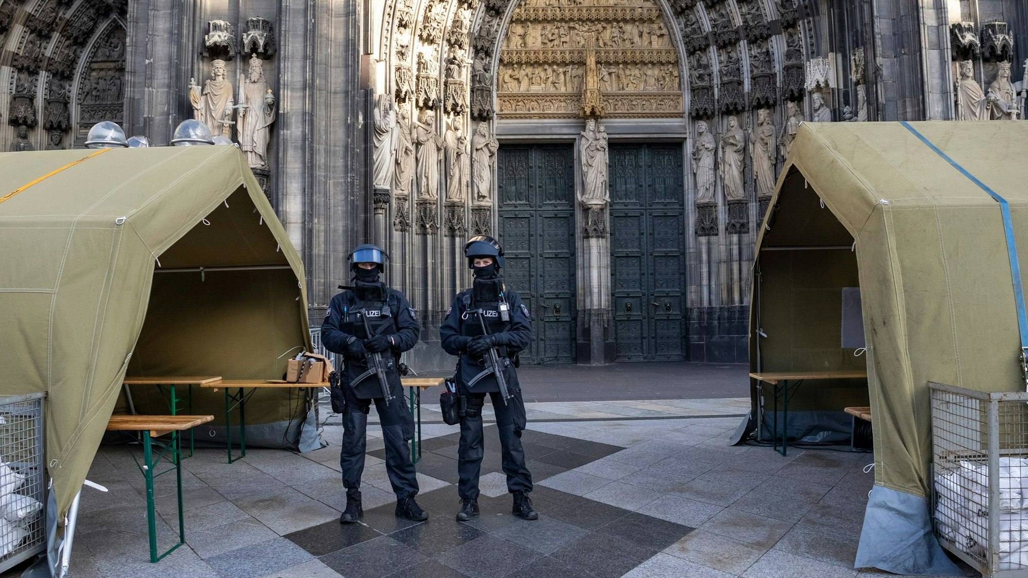 Vor dem Pontifikalamt im Kölner Dom wird das Domumfeld von Einsatzkräften der Polizei mit Maschinenpistolen stark bewacht.