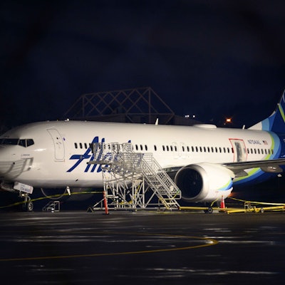 Die Boeing 737 MAX der US-Fluggesellschaft Alaska Airlines nach der Notlandung in Portland. Die Stelle, an der die Tür in mehr als 5000 Metern Höhe herausgerissen war, ist mit einer Plastikfolie notdürftig abgeklebt.