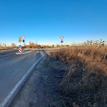 Am Kreisverkehr Südstraße endet die Niederkasseler Ortsumgehung bislang an einer kurzen Stichstraße.
