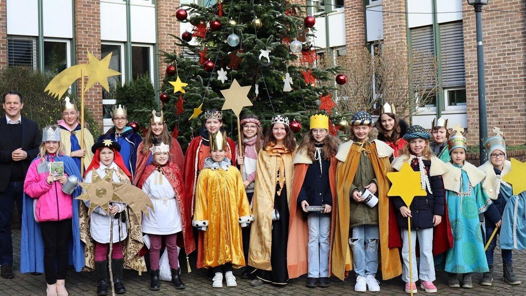 Auf dem Bild sind Sternsinger zu sehen.