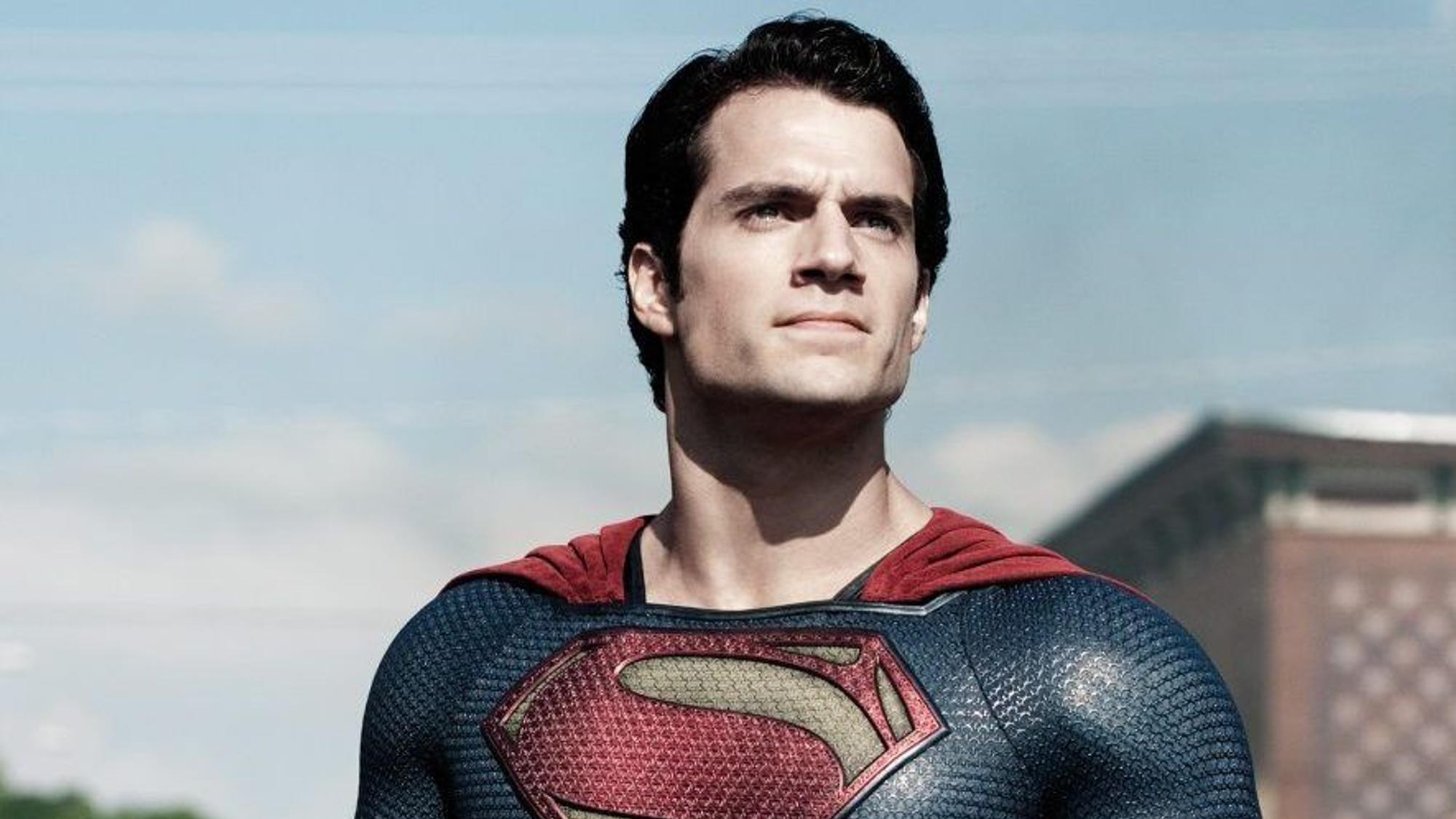 HANDOUT - Superman Clark Kent (Henry Cavill) in einer Szene des Kinofilms "Man of Steel" (undatierte Filmsze).