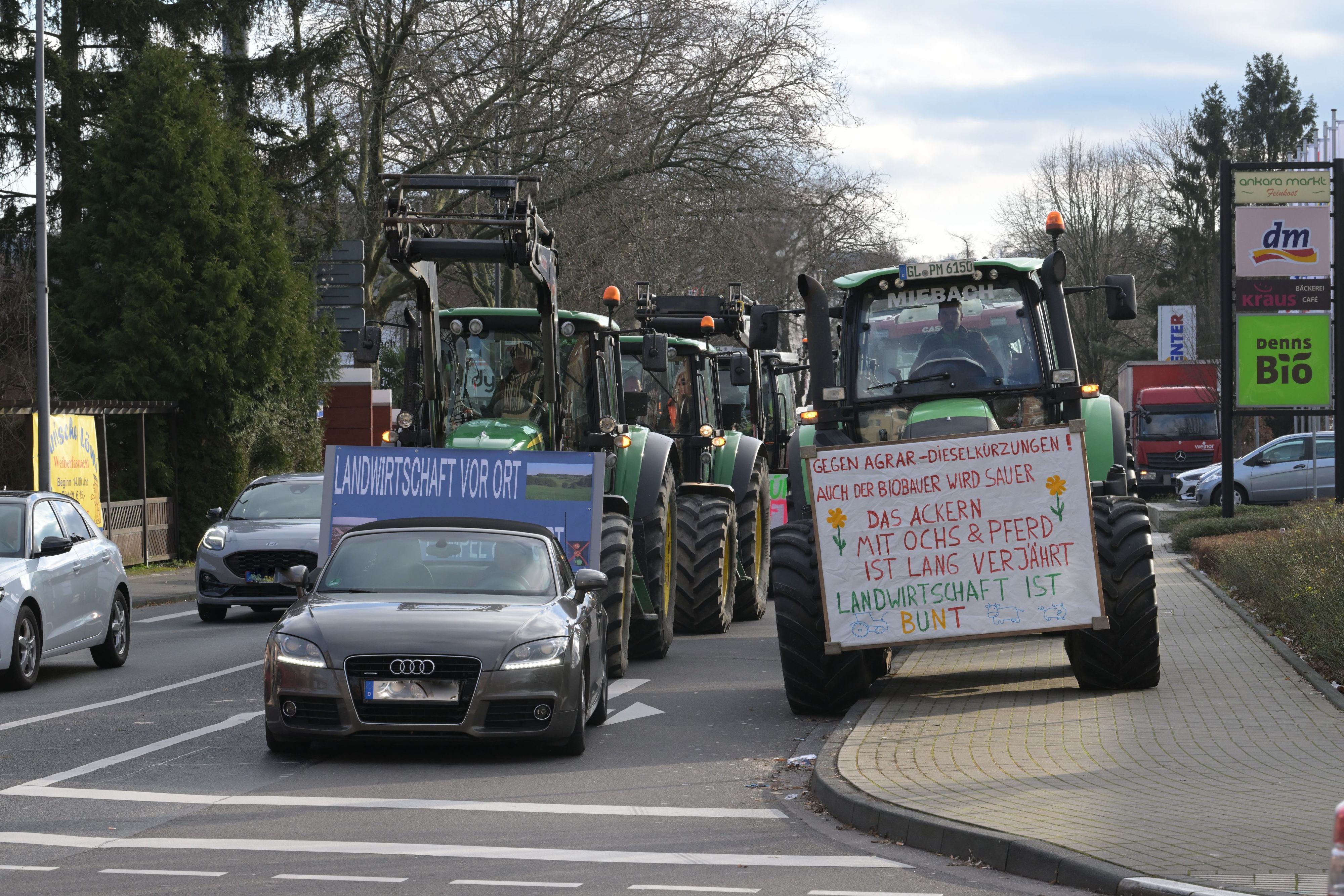 Trecker blockieren die Straße.