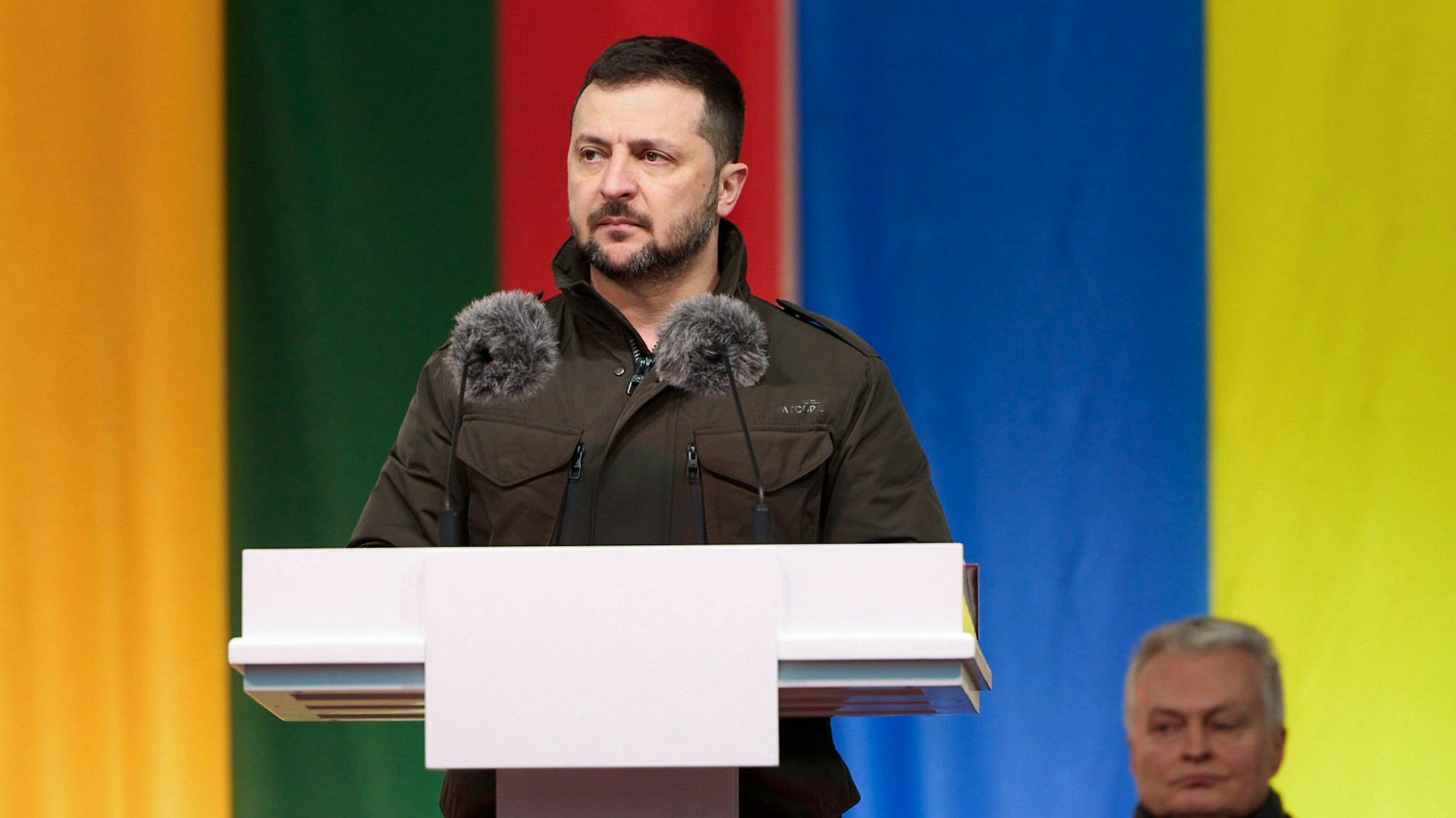 Wolodymyr Selenskyj (l), Präsident der Ukraine, Mitte, hält eine Ansprache an das litauische Volk neben Gitanas Nauseda, Präsident von Litauen, auf dem Lukiskes-Platz.