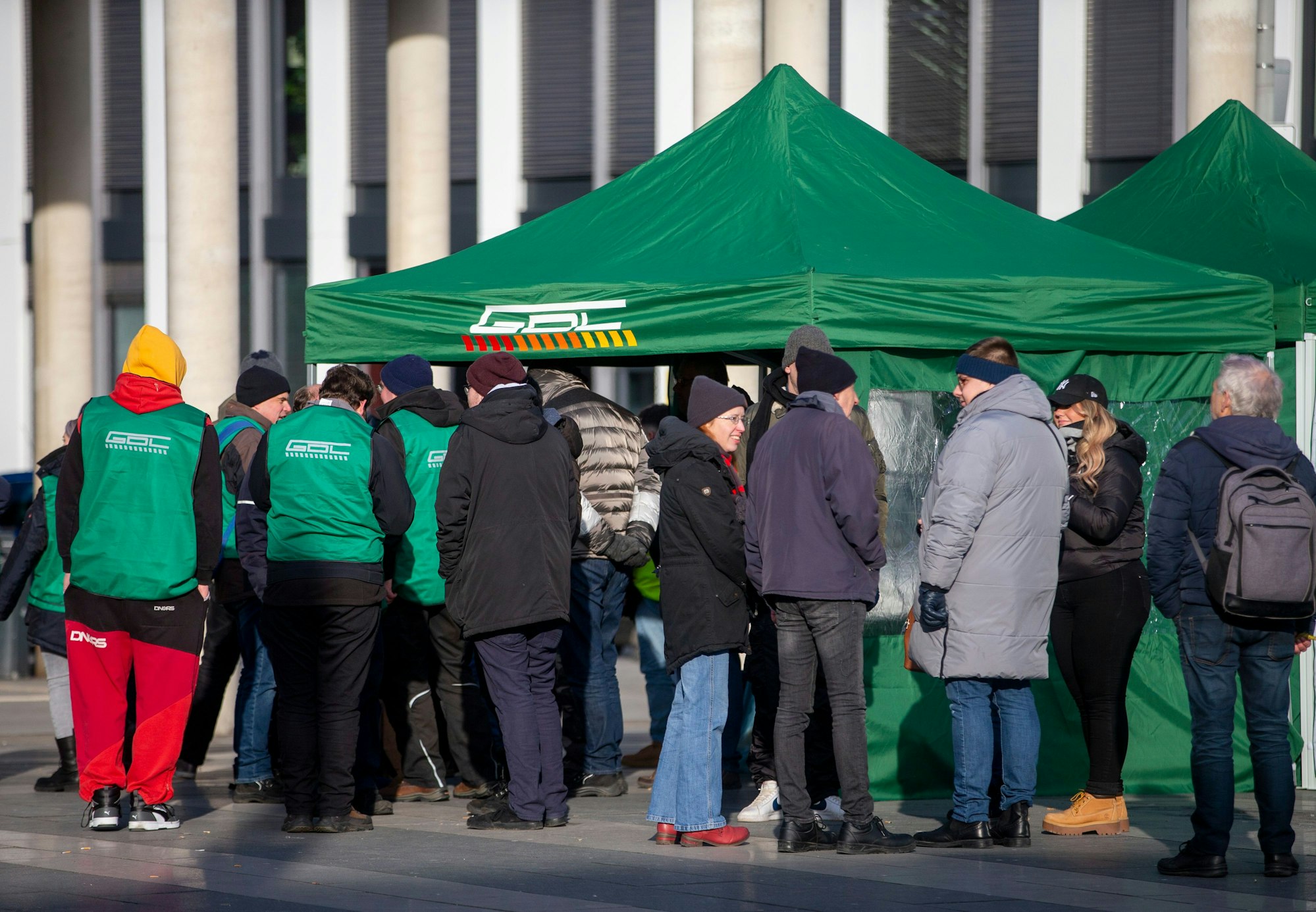 Lokführer der GDL-Ortsgruppe Köln Hauptbahnhof stellen sich am Breslauer Platz den Fragen der Reisenden.